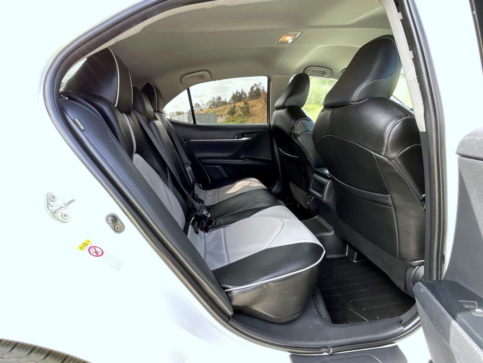 2018 Toyota Camry SE photo 18