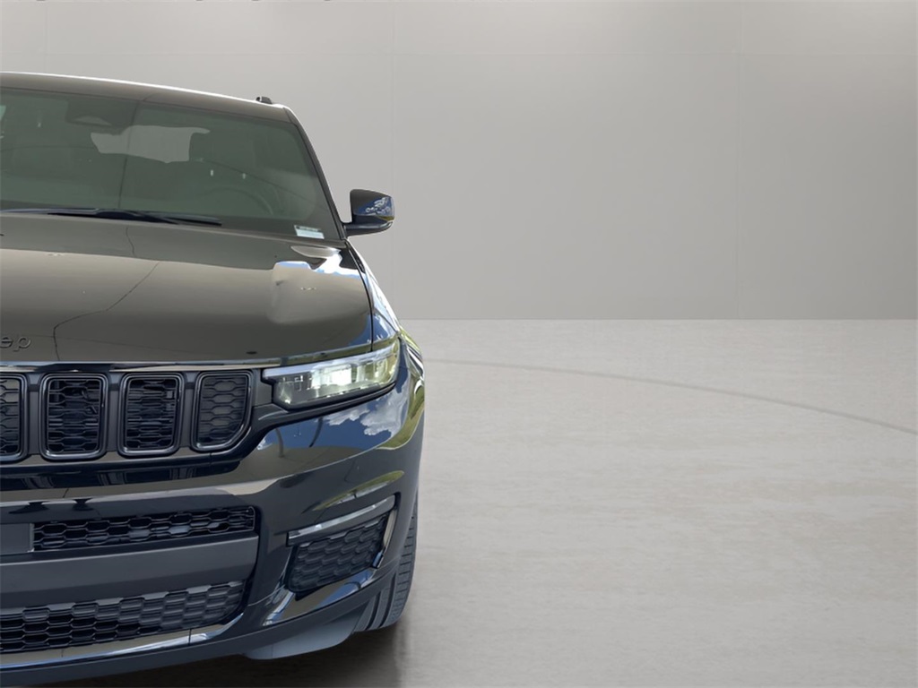 2025 Jeep Grand Cherokee Limited photo 3