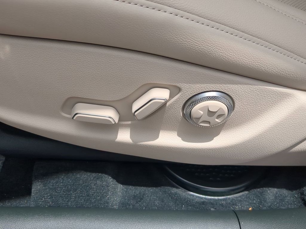 2025 Genesis GV80 2.5T Standard AWD photo 18
