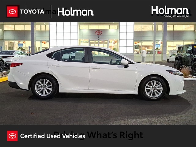 2025 Toyota Camry LE's photo