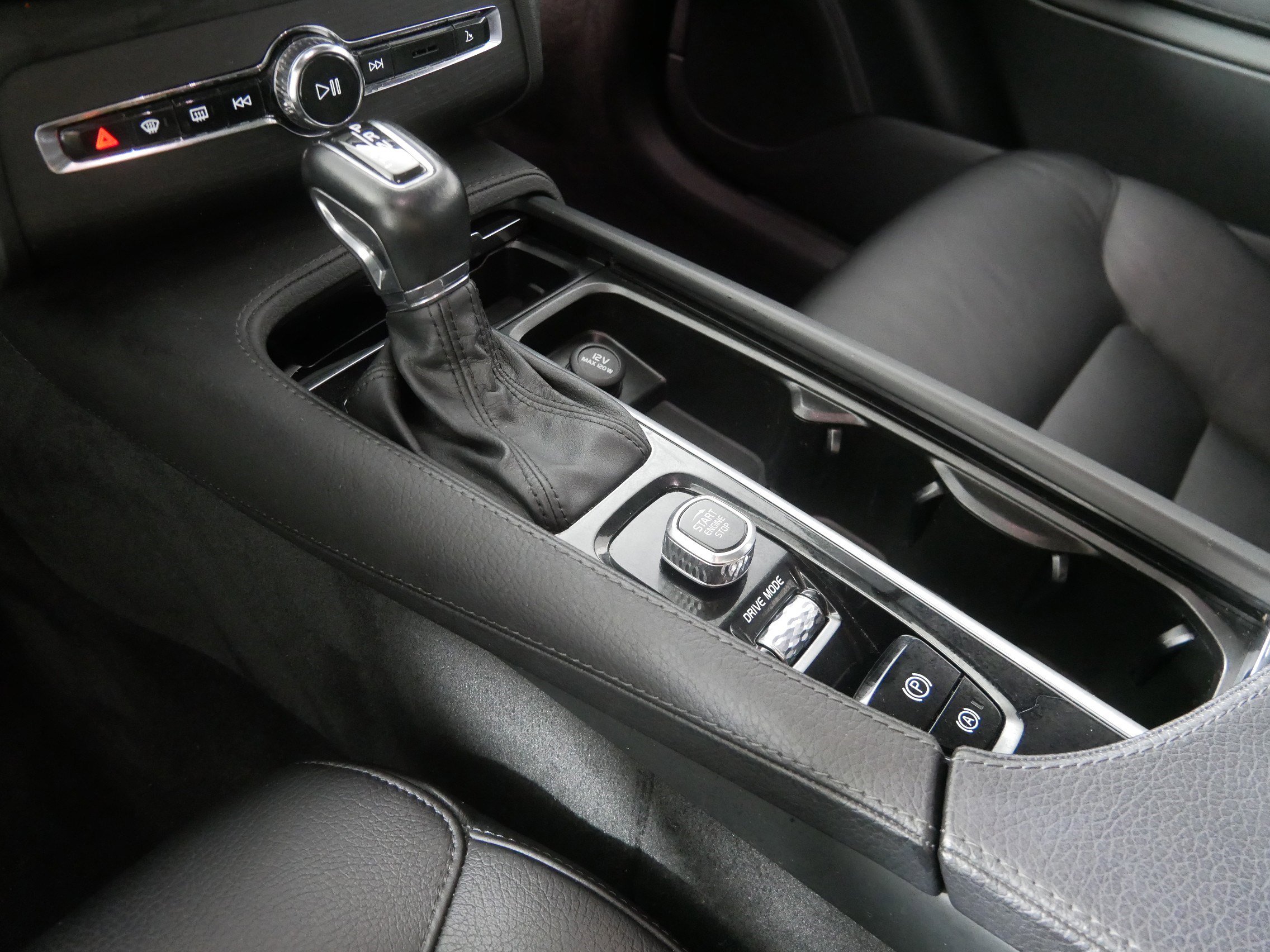 2020 Volvo XC90 Momentum AWD photo 24