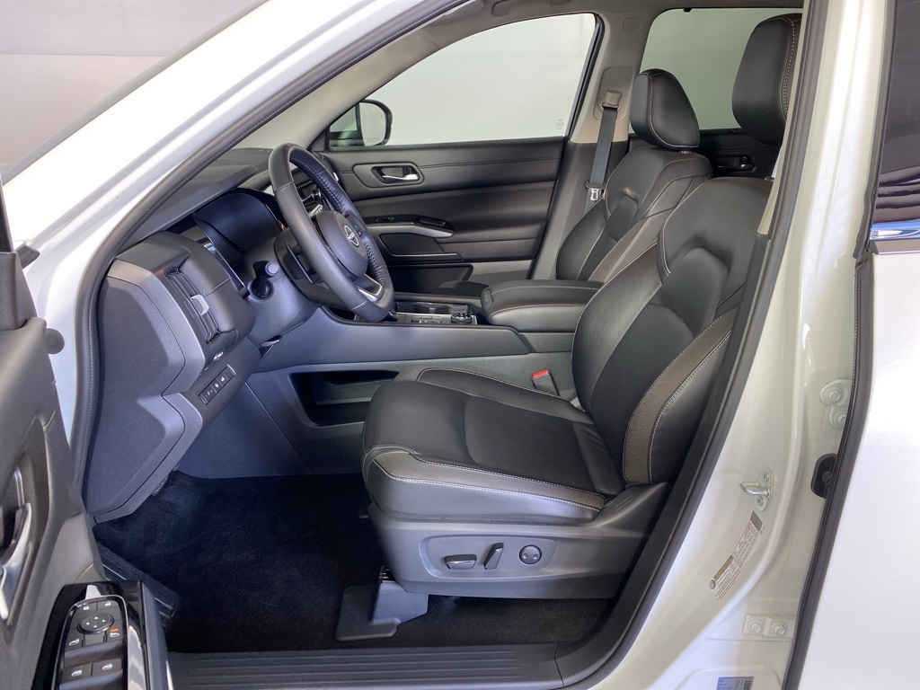 2024 Nissan Pathfinder SL photo 4