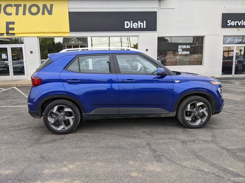 2023 Hyundai Venue Limited photo 2