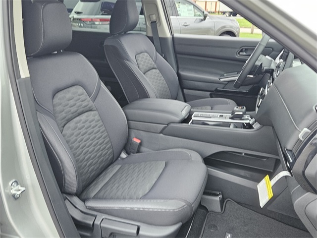 2025 Nissan Pathfinder SV photo 13