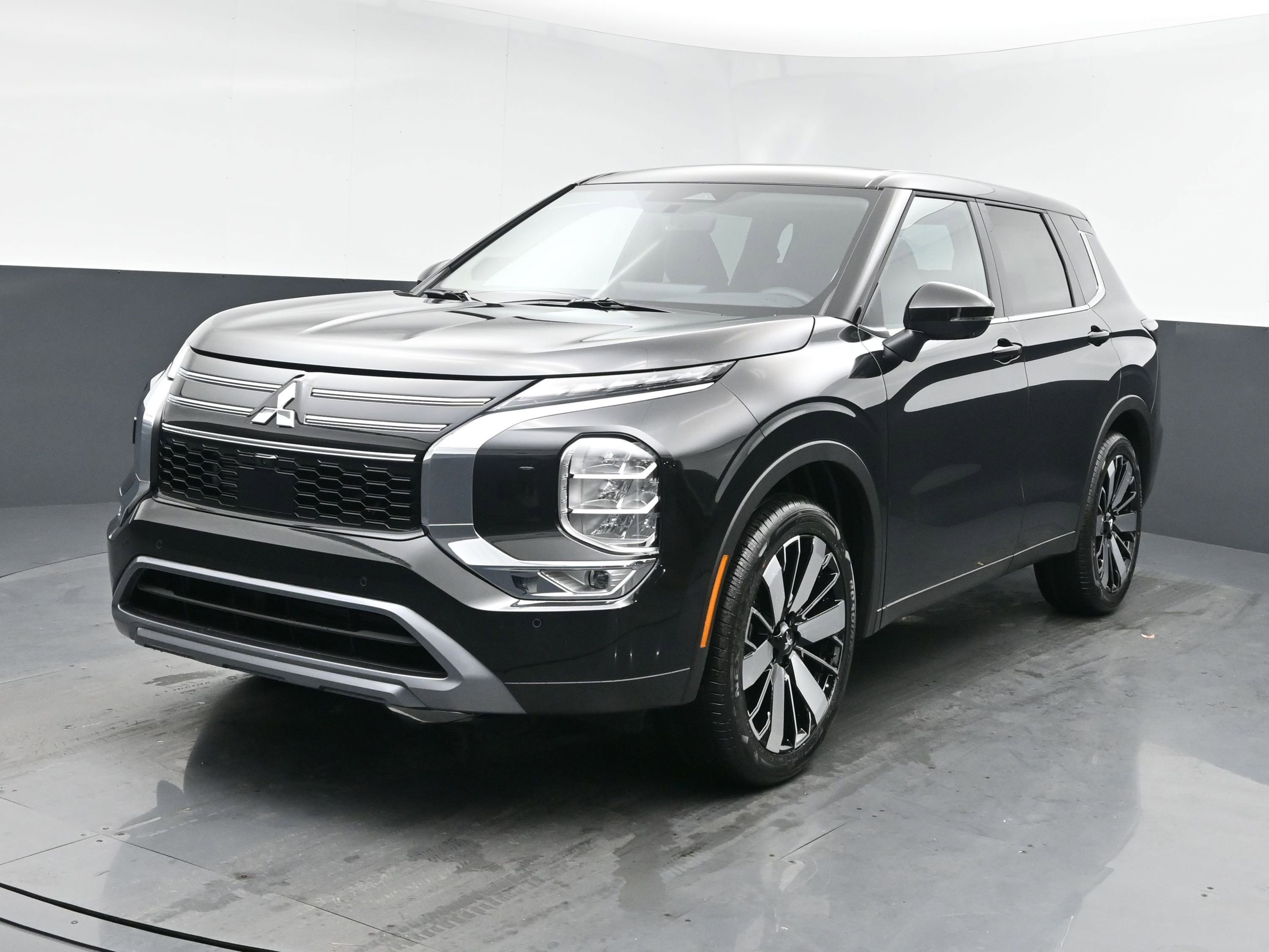 2026 Mitsubishi Outlander SE's photo