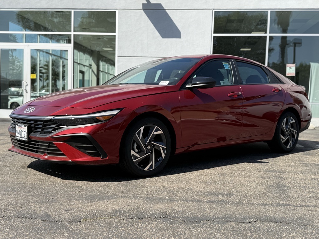 2025 Hyundai Elantra SEL Sport photo 2