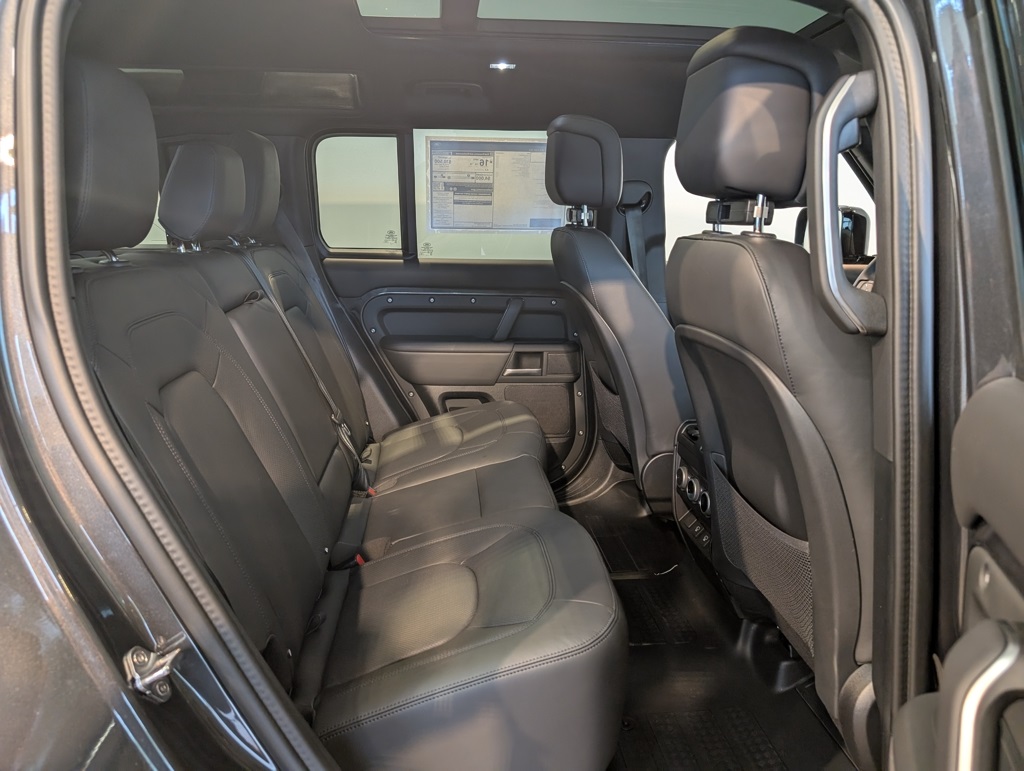 2025 Land Rover Defender 110 X-Dynamic SE photo 26