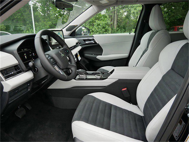 2025 Mitsubishi Outlander SE photo 3