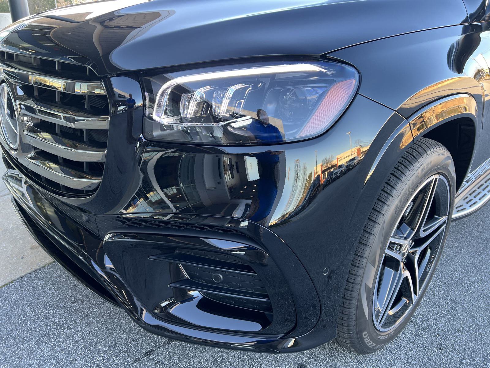 2025 Mercedes Benz GLS 450 4MATIC photo 3