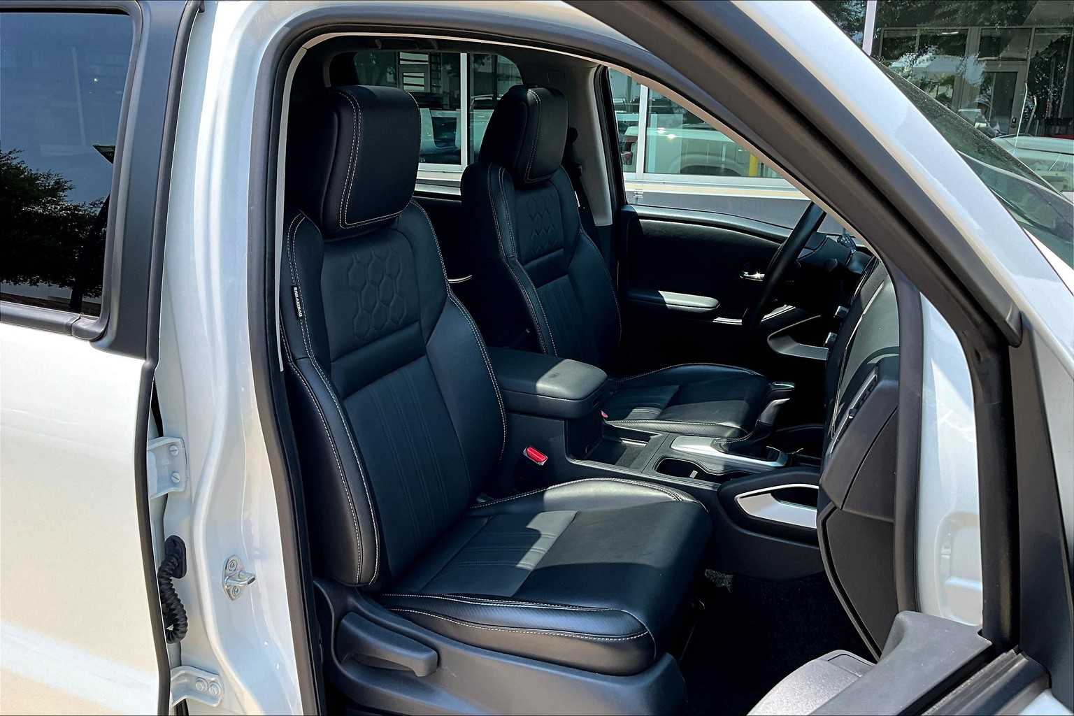 2024 Nissan Frontier SL photo 8