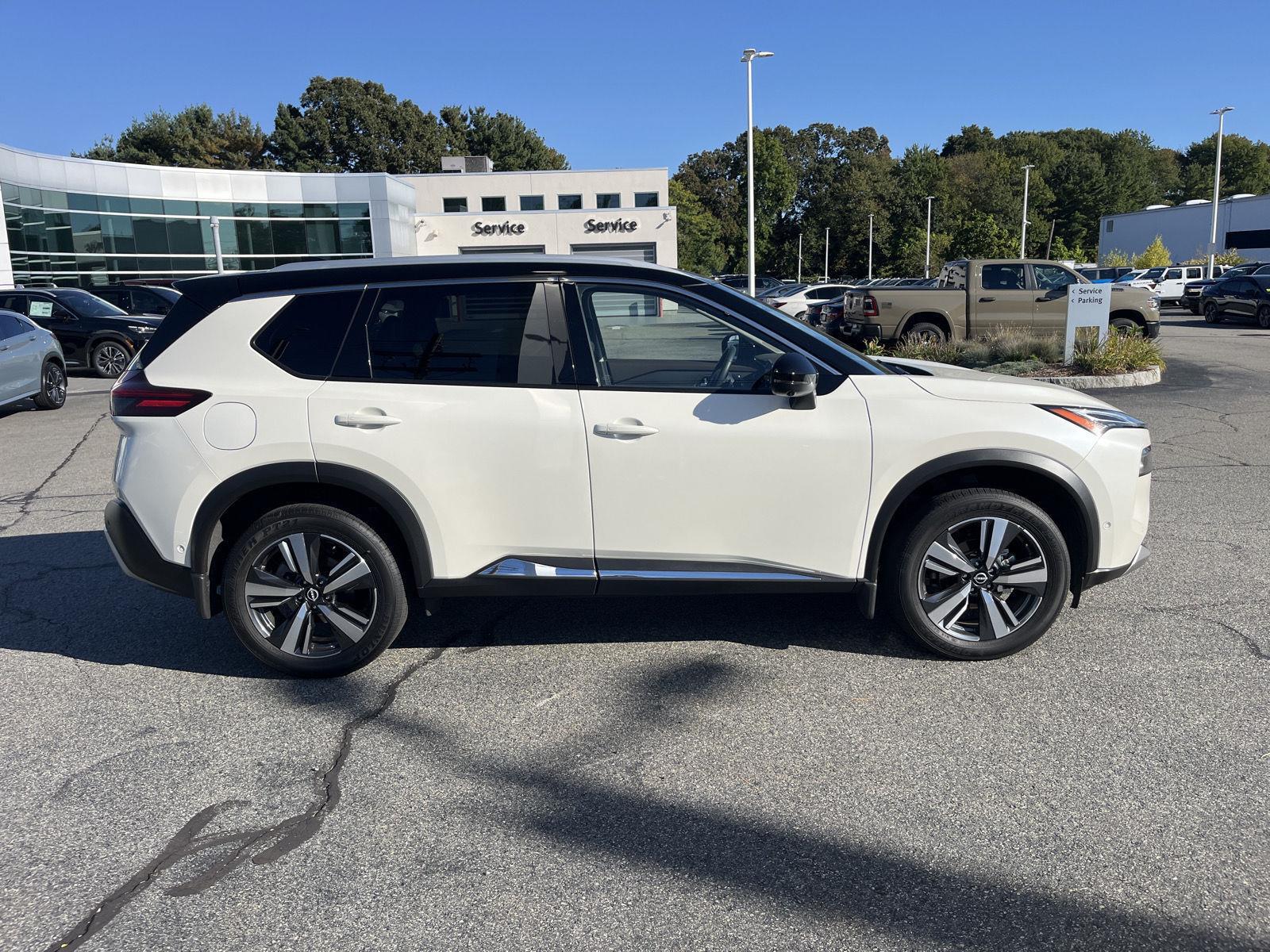 2023 Nissan Rogue Platinum photo 2