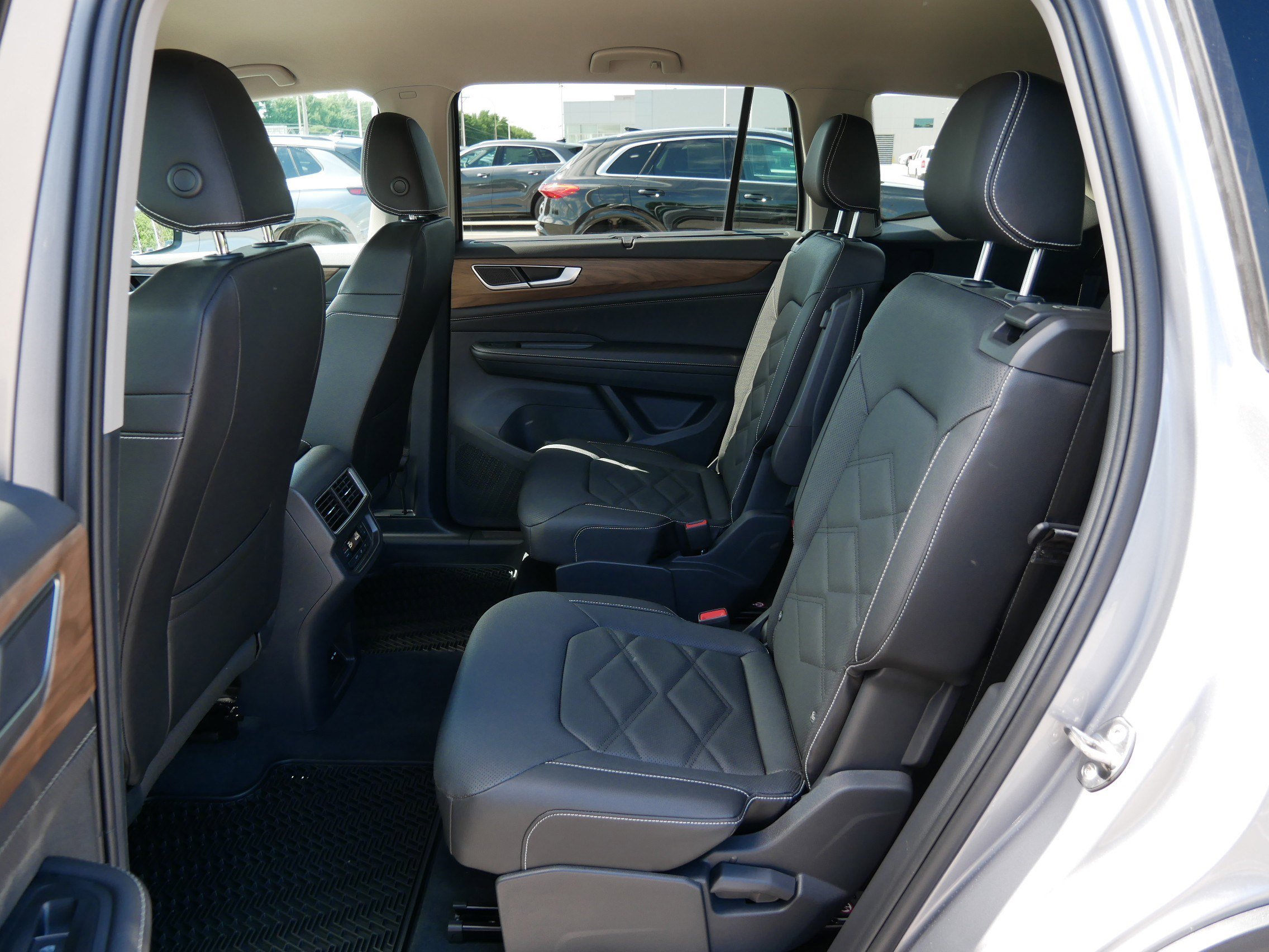 2025 Volkswagen Atlas SE Technology photo 7