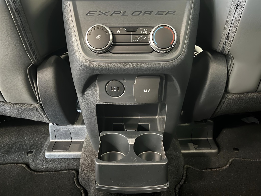 2025 Ford Explorer photo 16