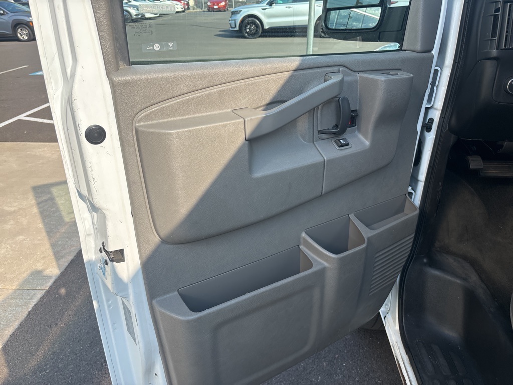 2016 Chevrolet Express 3500 Passenger Van photo 12