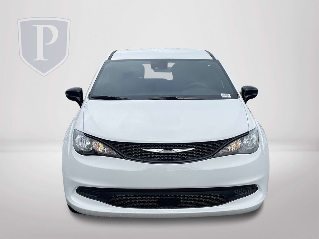 2025 Chrysler Voyager LX photo 2