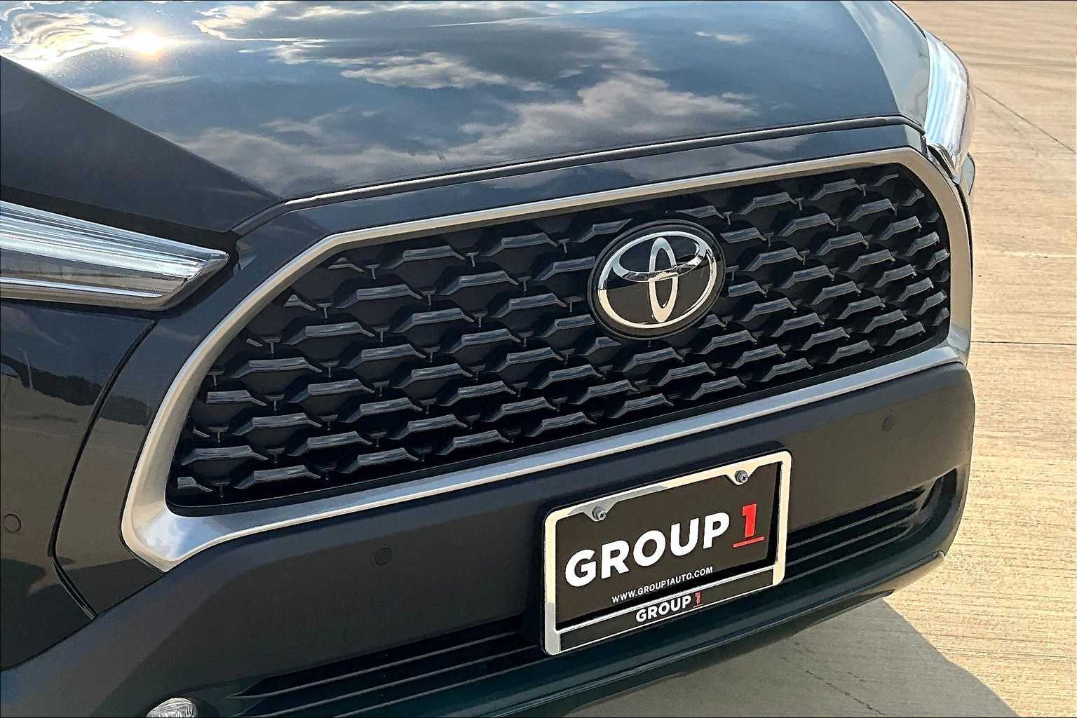 2024 Toyota Corolla Cross XLE photo 28