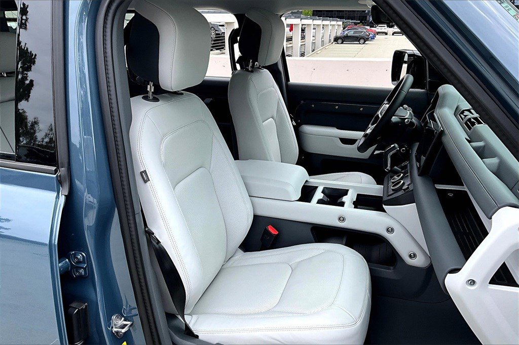 2025 Land Rover Defender 110 S photo 5
