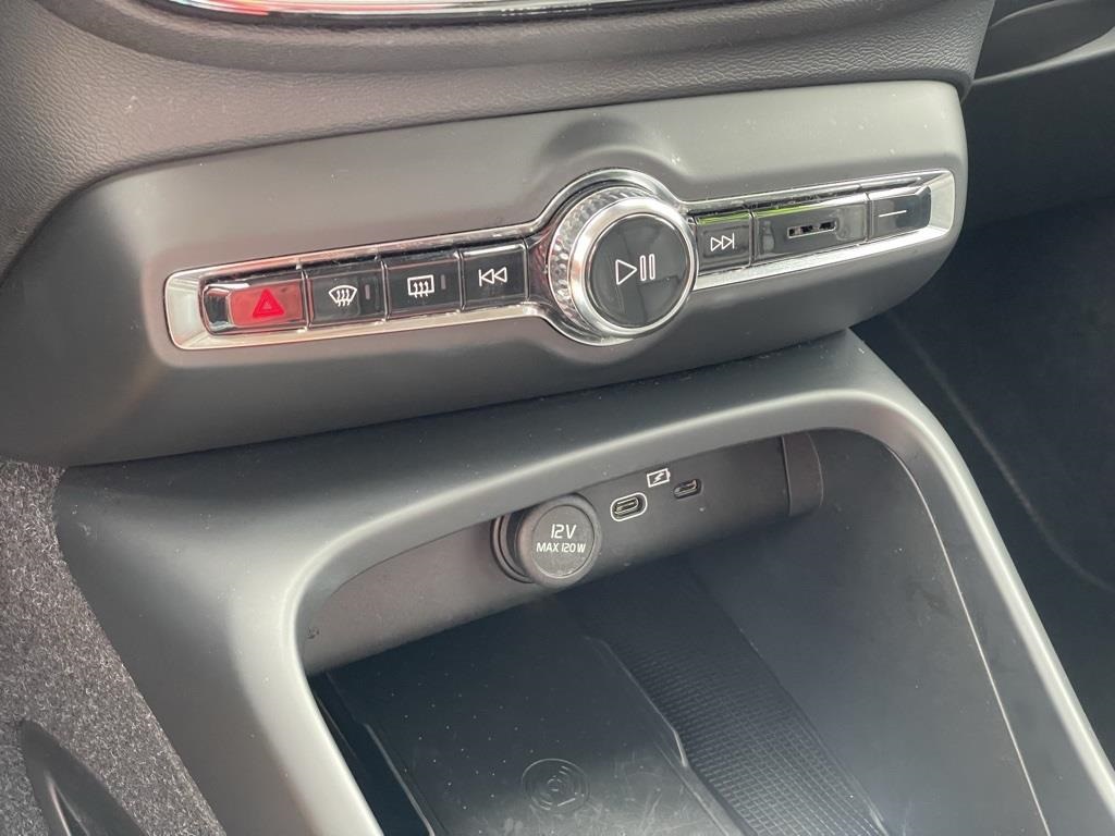 2023 Volvo XC40 Plus photo 14