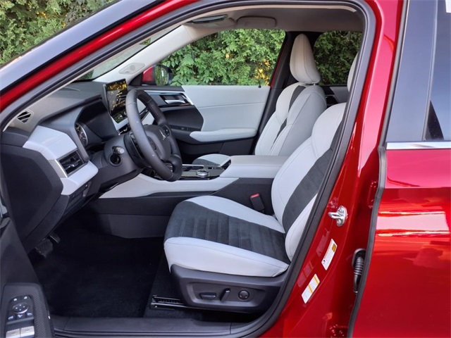 2025 Mitsubishi Outlander SE photo 4