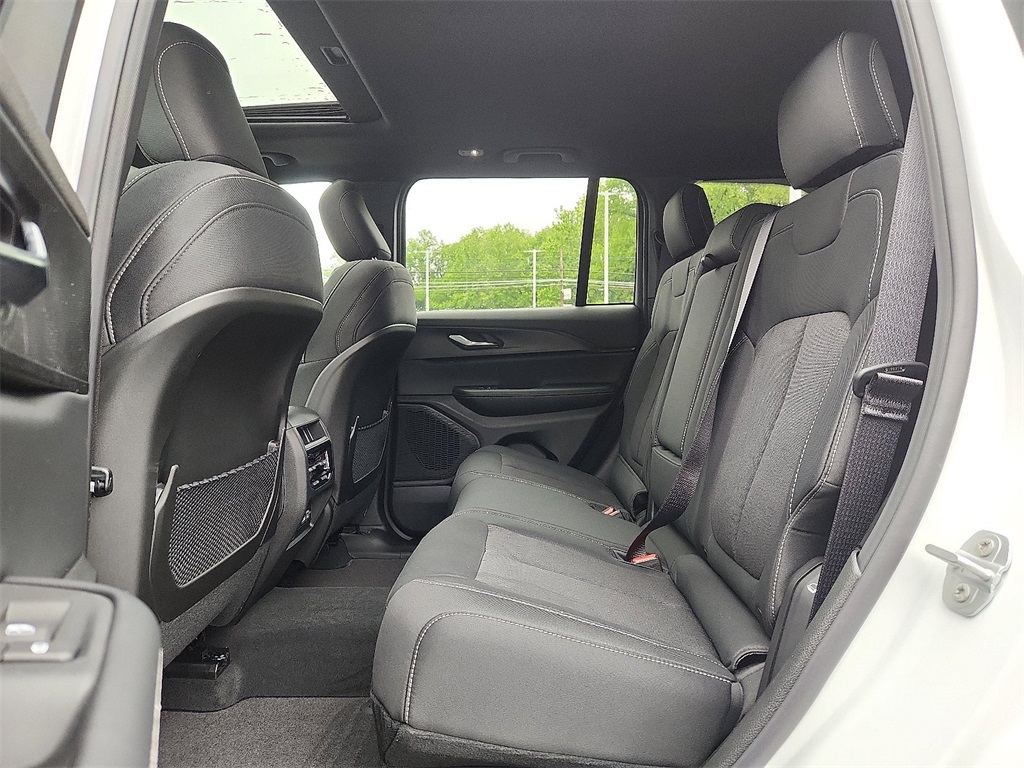 2025 Jeep Grand Cherokee Laredo X photo 6