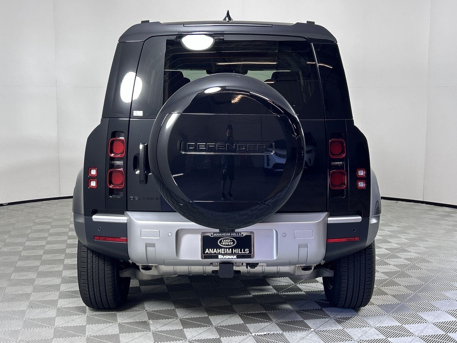 2025 Land Rover Defender 110 S photo 4