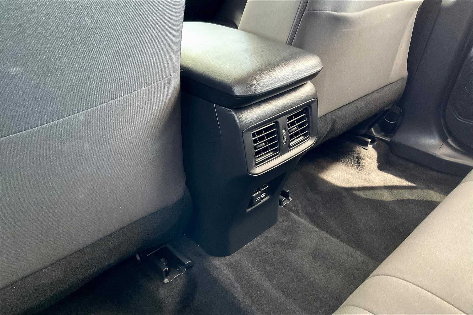 2024 Toyota RAV4 XLE photo 31