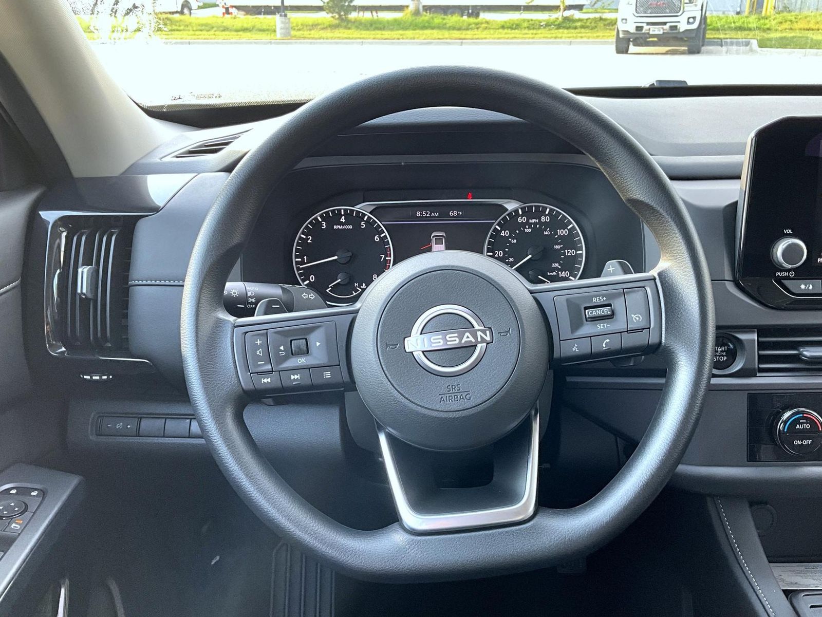 2025 Nissan Pathfinder S photo 13