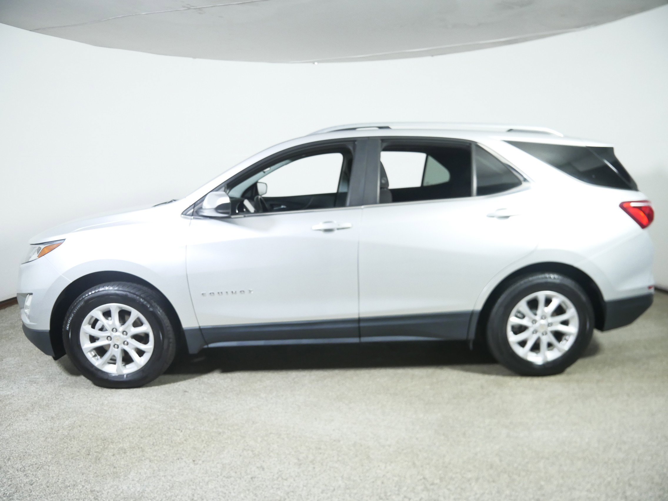 2021 Chevrolet Equinox LT photo 2