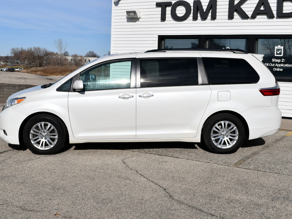 2017 Toyota Sienna Limited XLE Premium photo 4