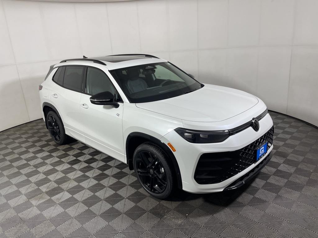 2025 Volkswagen Tiguan SE R-LINE BLACK's photo