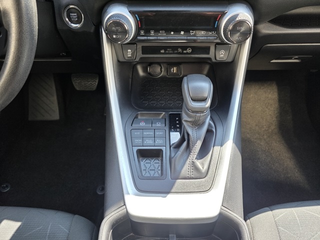 2024 Toyota RAV4 XLE photo 19