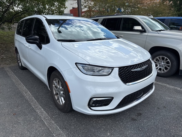 2024 Chrysler Pacifica Touring L photo 3