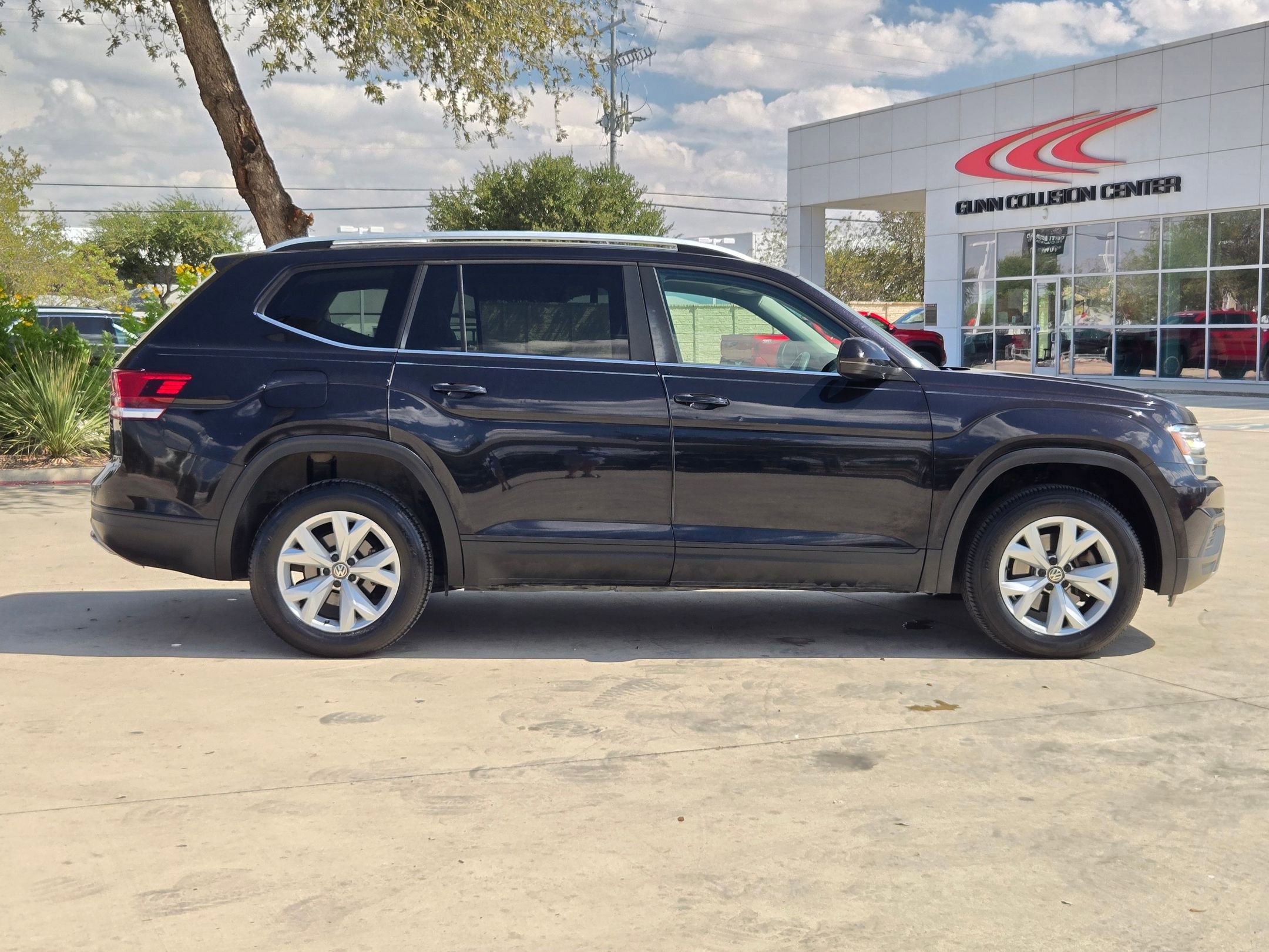 Used 2018 Volkswagen Atlas Launch Edition with VIN 1V2BR2CAXJC513396 for sale in Selma, TX