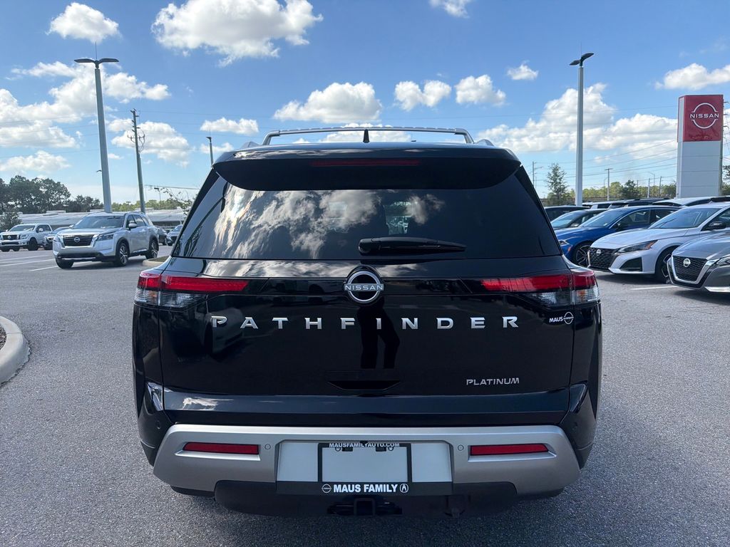 2025 Nissan Pathfinder Platinum photo 2