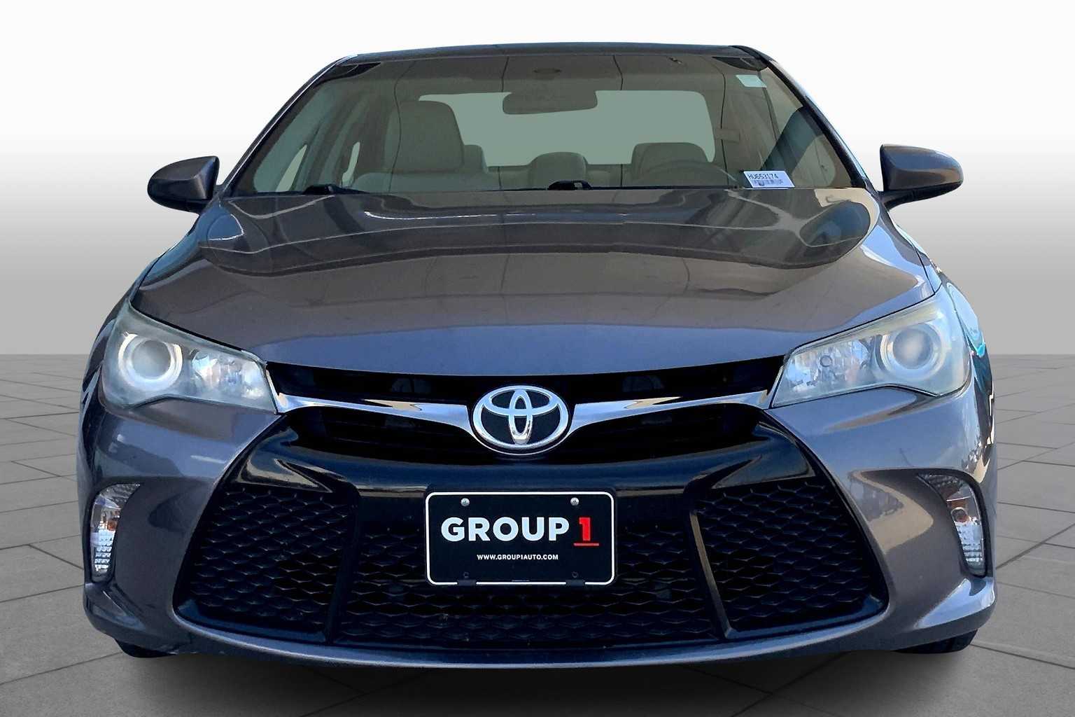 2017 Toyota Camry SE photo 3