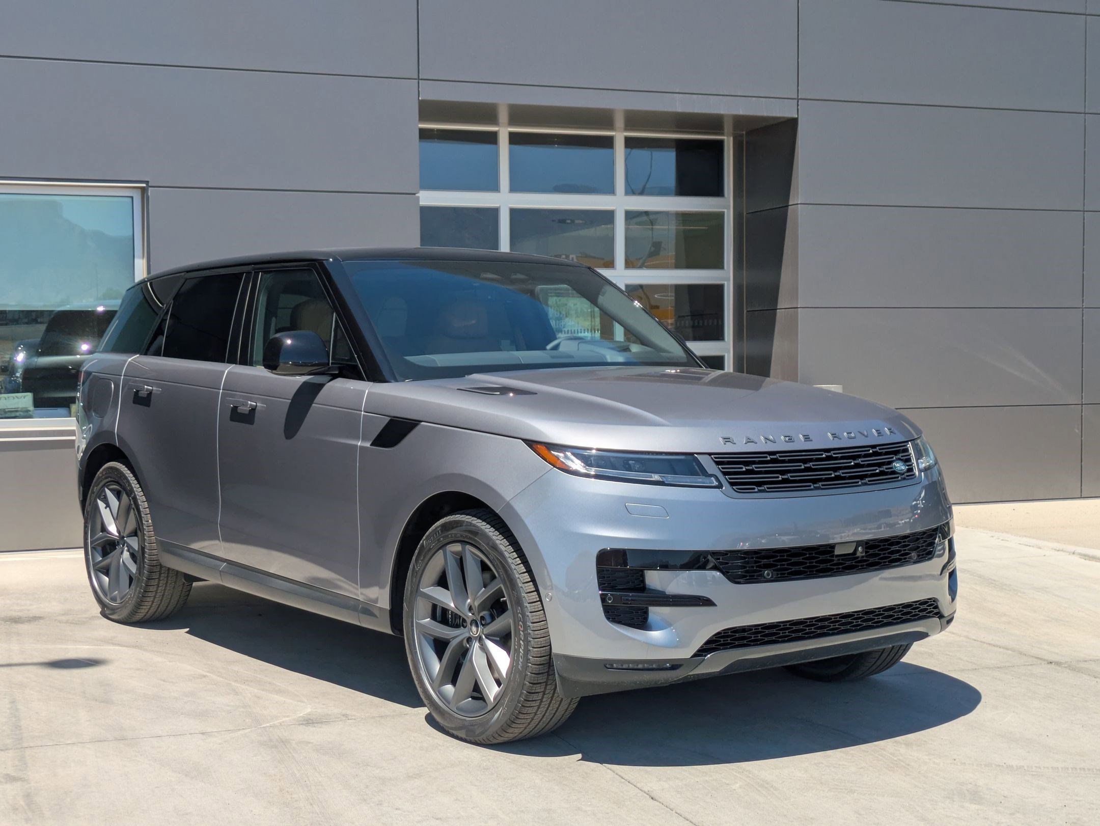 2025 Land Rover Range Rover Sport SE photo 3