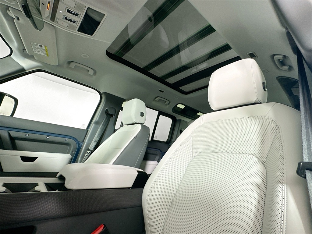 2025 Land Rover Defender 110 S photo 15