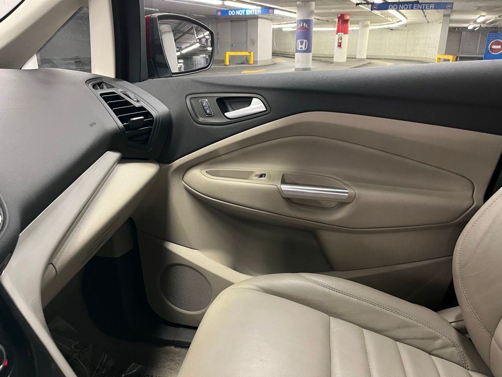 2016 Ford C-Max Energi SEL photo 24