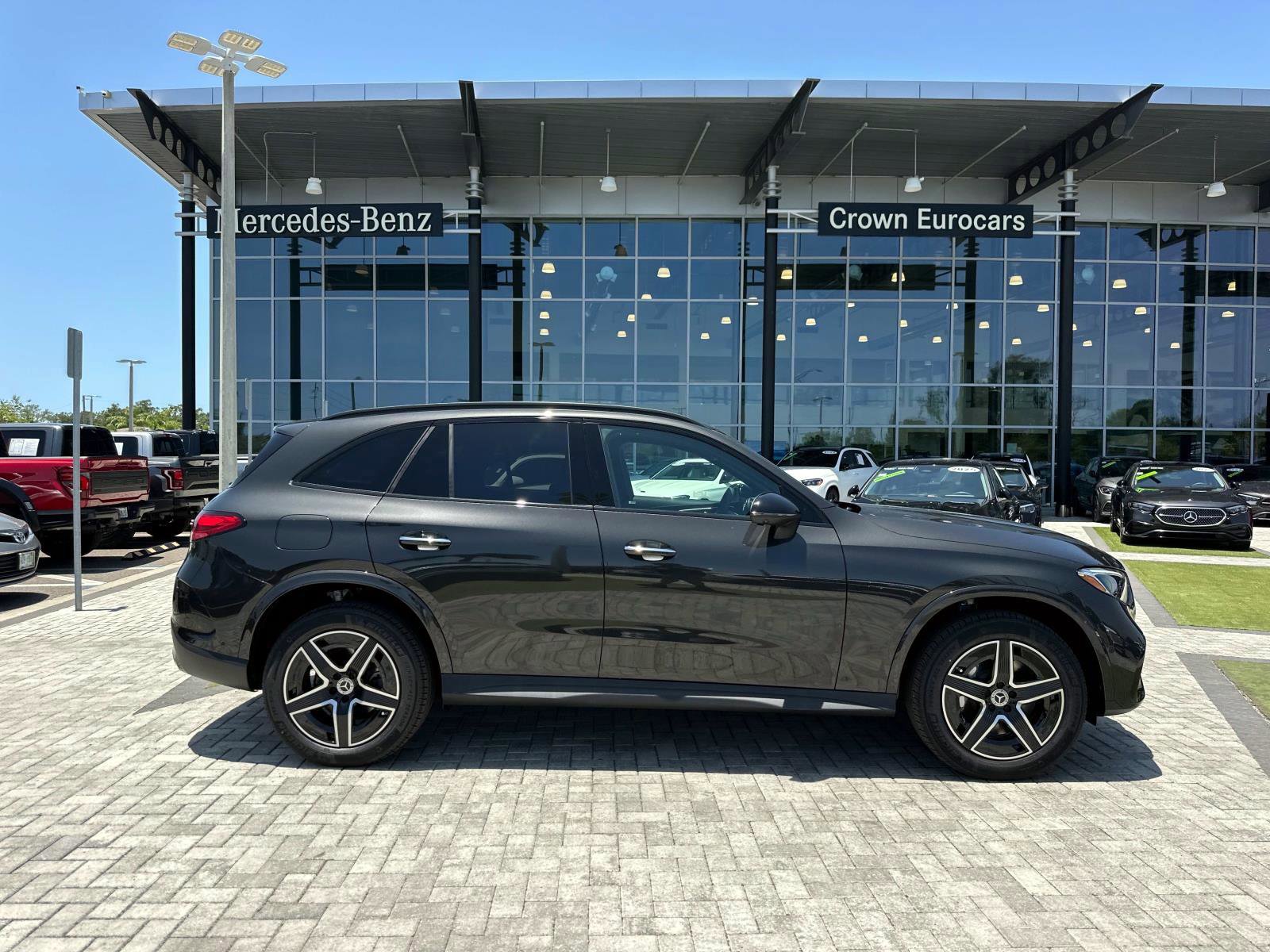 2025 Mercedes Benz GLC 300 photo 3