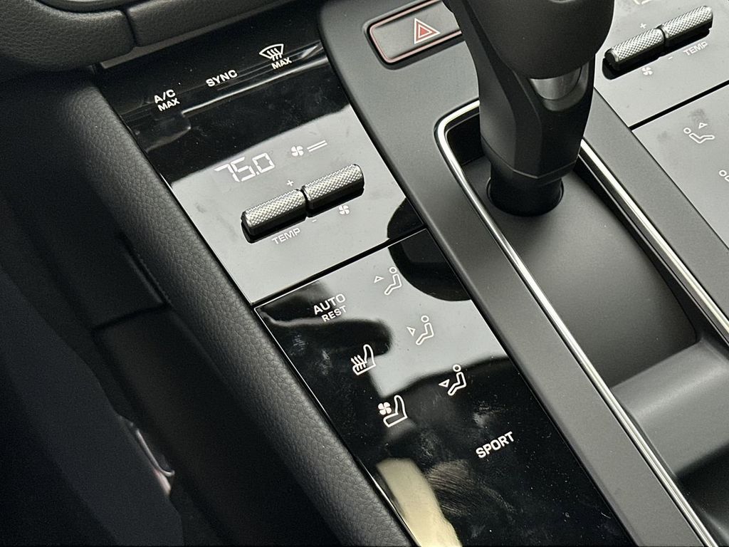 2025 Porsche Macan Base photo 15