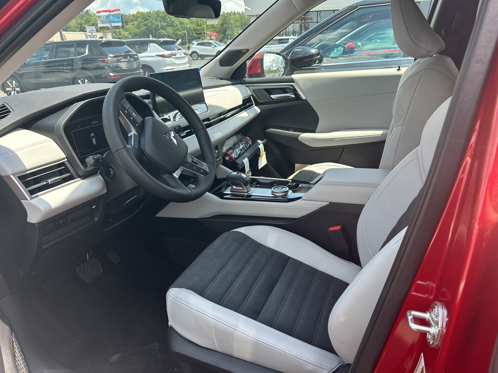 2025 Mitsubishi Outlander SE photo 7