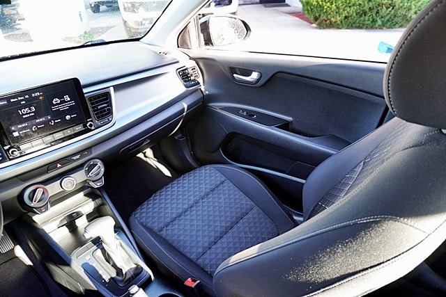 Used 2022 Black Kia S image 19