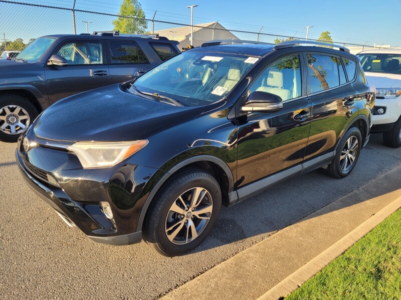 2017 Toyota RAV4 XLE photo 2