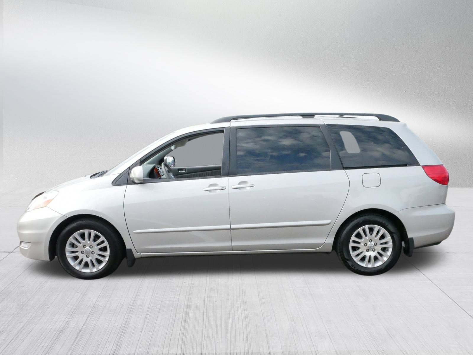 2009 Toyota Sienna XLE photo 4