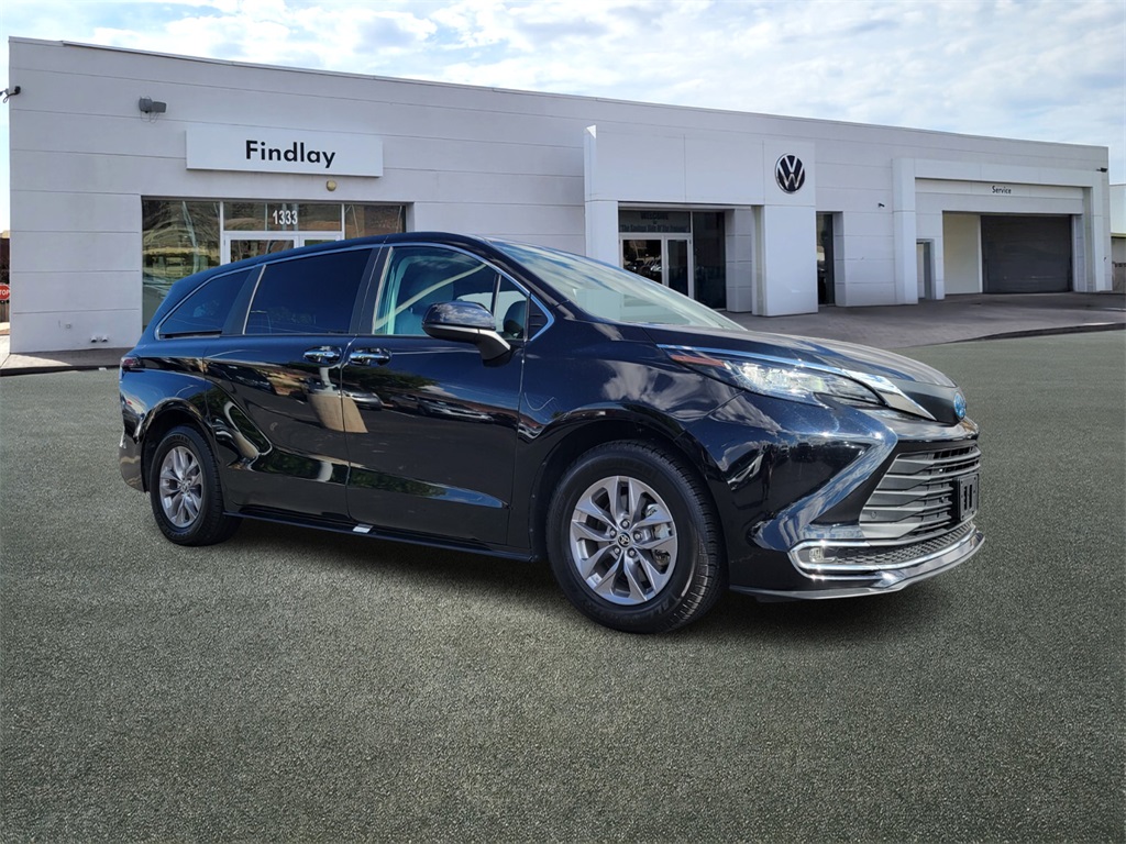 2023 Toyota Sienna XLE photo 2