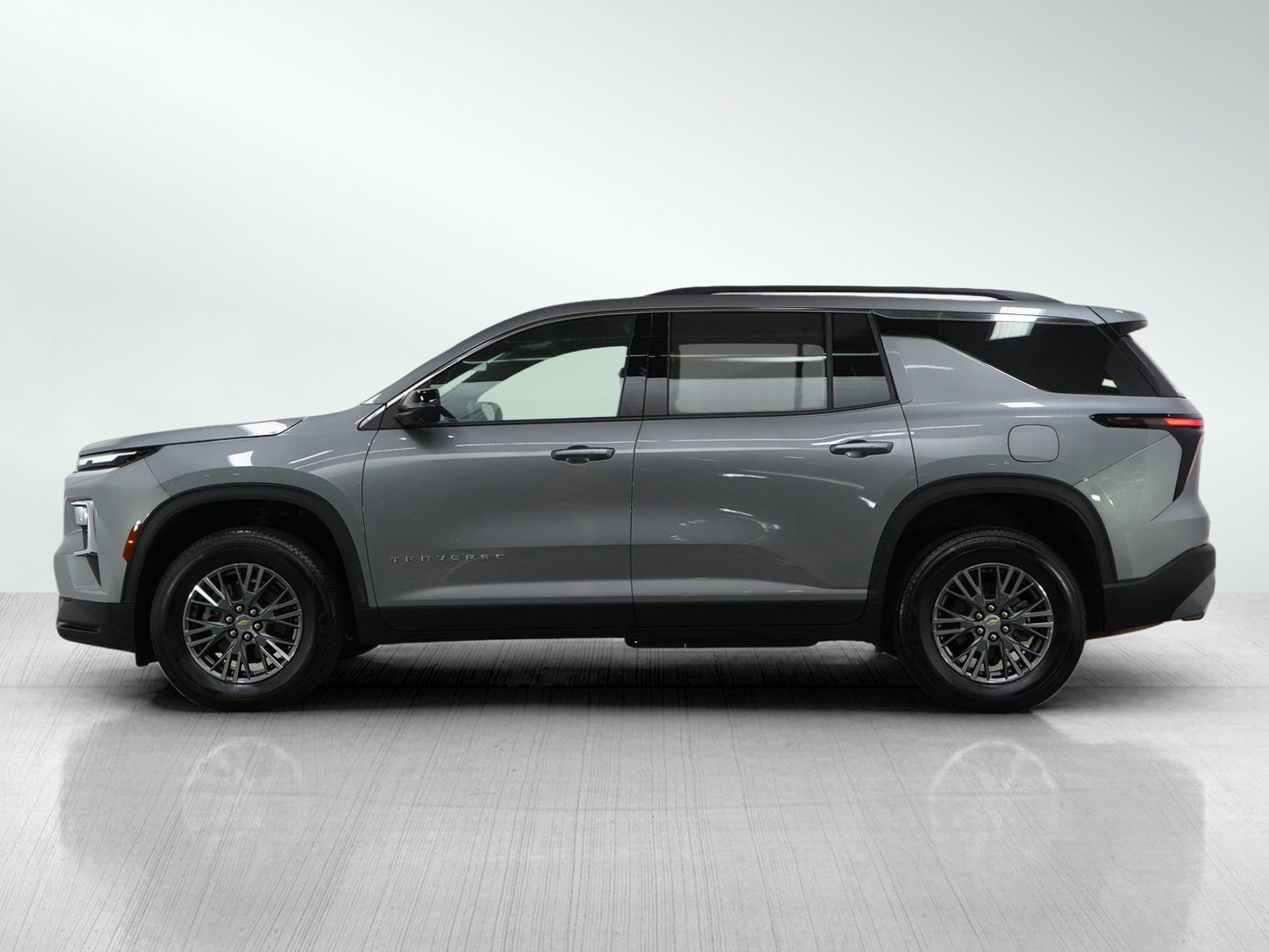 Used 2024 Chevrolet Traverse 2LT with VIN 1GNEVGKS0RJ223040 for sale in Bloomington, Minnesota