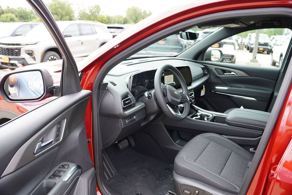 2026 Chevrolet Traverse photo 2