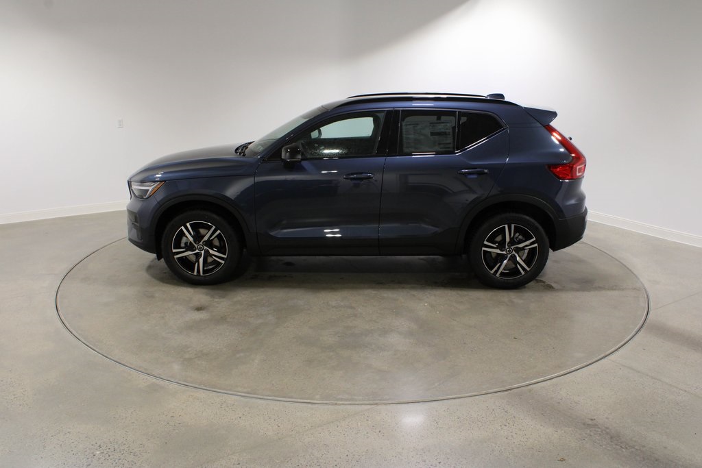 2026 Volvo XC40 Core photo 2