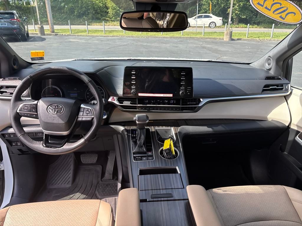 2022 Toyota Sienna Limited photo 12