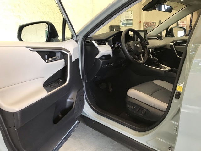 2022 Toyota RAV4 XLE photo 9